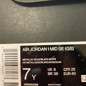 Air jordan 1 mid gold metalic.